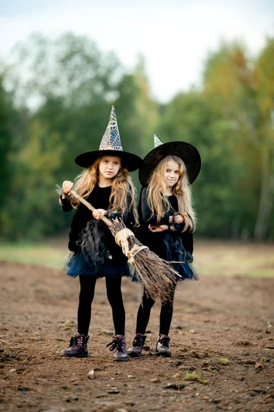 Dos Chicas Vestidas Como Brujas Parque —  Fotos de Stock