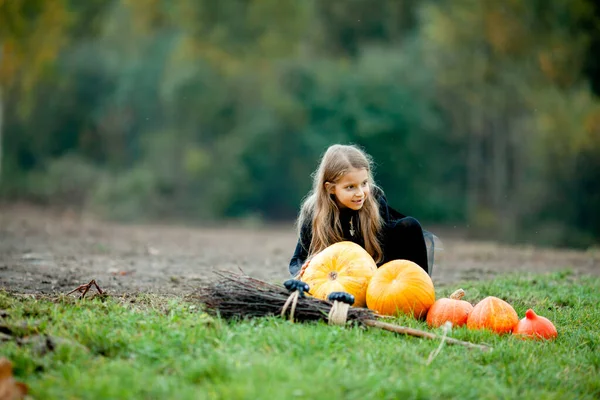 Dziewczyna Ubrana Jak Czarownica Parku Halloween — Zdjęcie stockowe