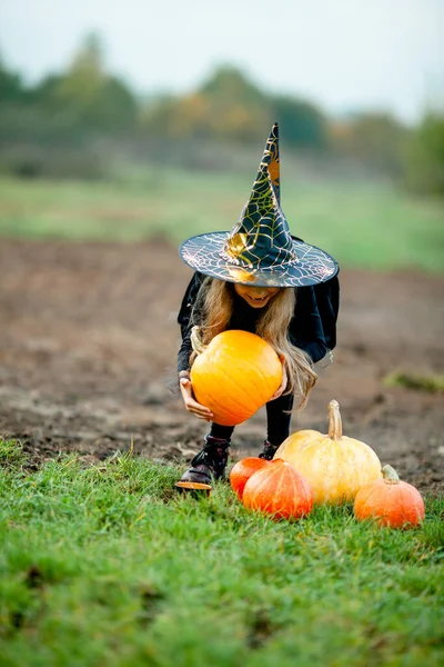 ハロウィンの間公園で魔女の格好をした女の子 — ストック写真