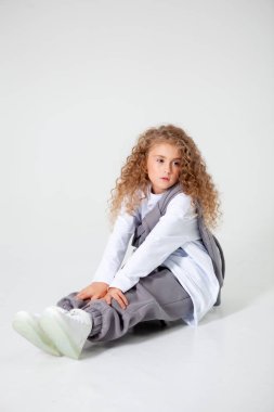 Spor giyimli kıvırcık saçlı kız.