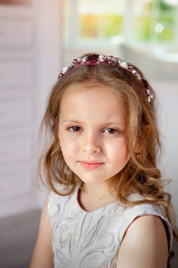 Kabarık elbiseli ve diyademli kız.