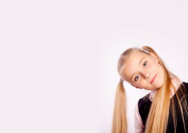 Katı siyah üniformalı kız beyaz arka planda.