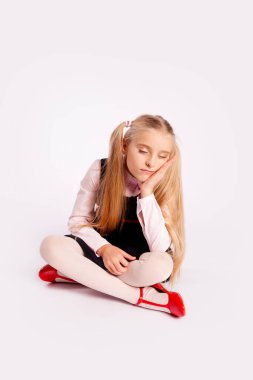 Katı siyah üniformalı kız beyaz arka planda.