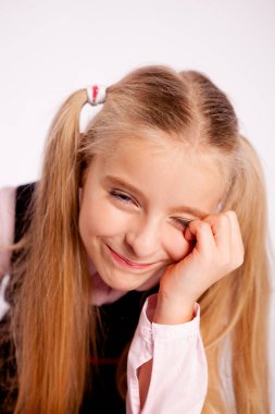 Katı siyah üniformalı kız beyaz arka planda.