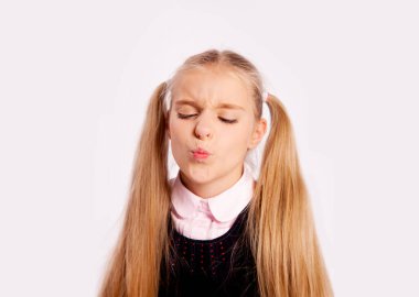 Katı siyah üniformalı kız beyaz arka planda.