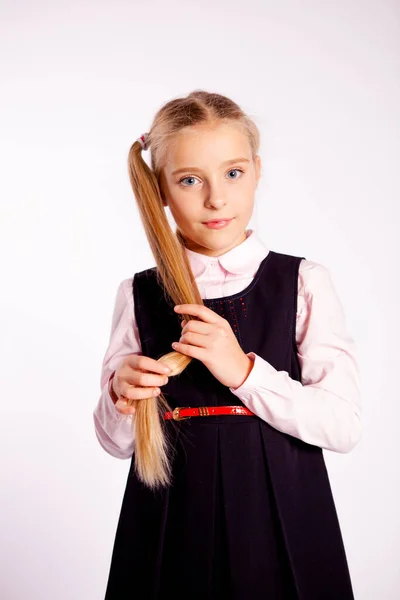 Dívka Přísné Černé Uniformě Bílém Pozadí — Stock fotografie