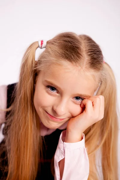 Meisje Streng Zwart Uniform Een Witte Achtergrond — Stockfoto