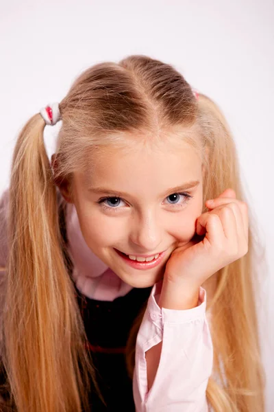 Ragazza Rigorosa Uniforme Nera Uno Sfondo Bianco — Foto Stock