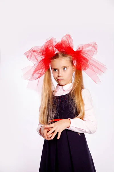 Mädchen Strenger Schwarzer Uniform Auf Weißem Hintergrund — Stockfoto