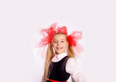 Katı siyah üniformalı kız beyaz arka planda.