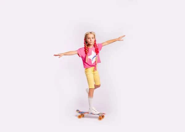 Κορίτσι Φωτεινά Πολύχρωμα Ρούχα Και Χρωματιστές Πλεξούδες — Φωτογραφία Αρχείου
