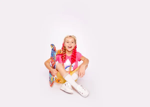 Κορίτσι Φωτεινά Πολύχρωμα Ρούχα Και Χρωματιστές Πλεξούδες — Φωτογραφία Αρχείου