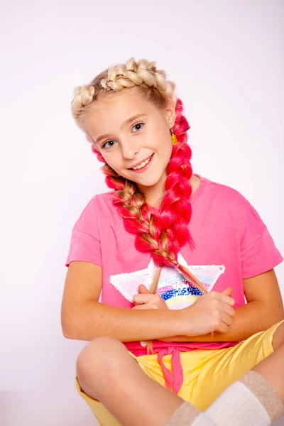 Fille Dans Des Vêtements Colorés Lumineux Avec Des Tresses Colorées — Photo