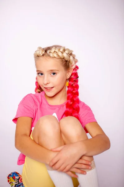 Menina Roupas Coloridas Brilhantes Com Tranças Coloridas — Fotografia de Stock