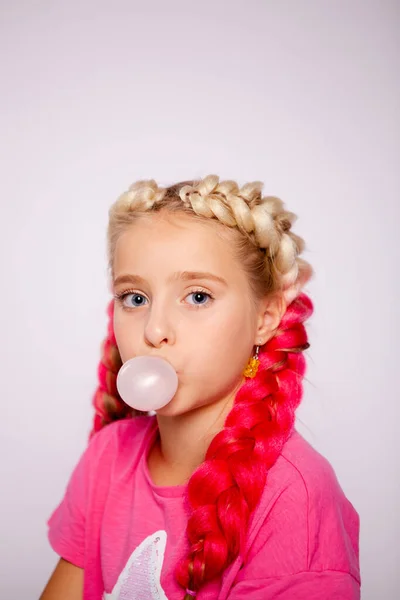 Menina Roupas Coloridas Brilhantes Com Tranças Coloridas — Fotografia de Stock