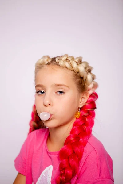 Chica Ropa Colores Brillantes Con Trenzas Colores —  Fotos de Stock