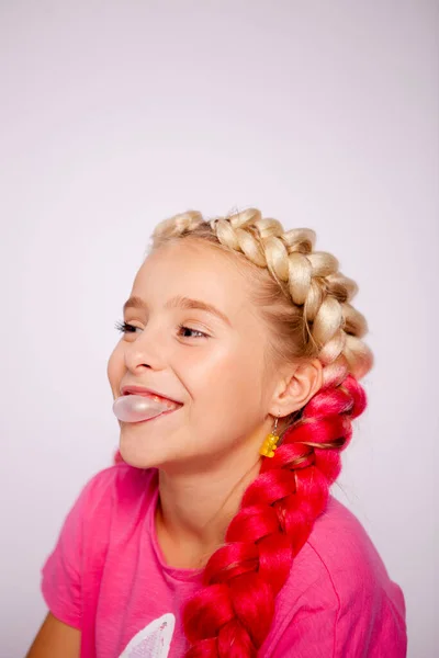 Menina Roupas Coloridas Brilhantes Com Tranças Coloridas — Fotografia de Stock