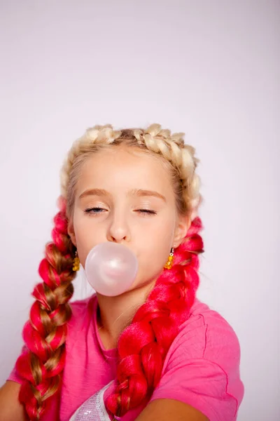 Menina Roupas Coloridas Brilhantes Com Tranças Coloridas — Fotografia de Stock