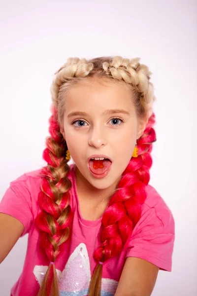 Dziewczyna Jasnych Kolorowych Ubrań Kolorowymi Warkoczami — Zdjęcie stockowe