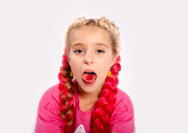 Menina Roupas Coloridas Brilhantes Com Tranças Coloridas — Fotografia de Stock