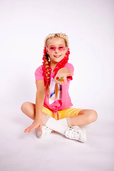 Parlak Renkli Elbiseli Renkli Örgülü Bir Kız — Stok fotoğraf