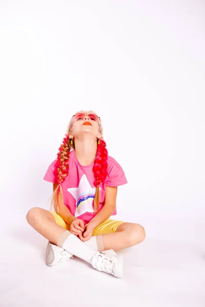 Mädchen Bunten Kleidern Und Mit Farbigen Zöpfen — Stockfoto