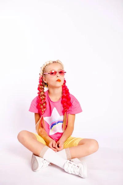 Menina Roupas Coloridas Brilhantes Com Tranças Coloridas — Fotografia de Stock