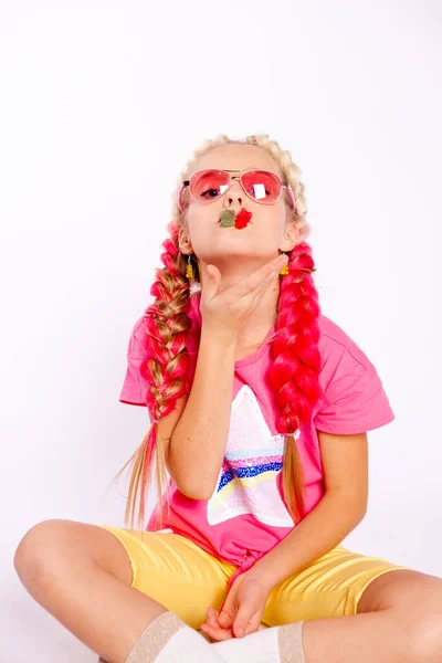 Menina Roupas Coloridas Brilhantes Com Tranças Coloridas — Fotografia de Stock