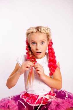 Beyaz elbiseli, beyaz saçlı, parlak saçlı hoş bir kız.