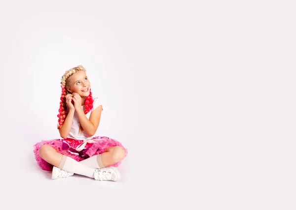 Милая Девушка Яркой Разноцветной Одежде Цветными Косичками Юбке — стоковое фото