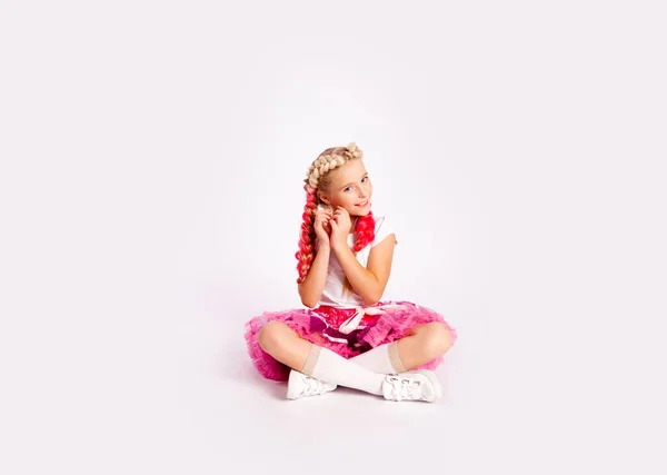 Милая Девушка Яркой Разноцветной Одежде Цветными Косичками Юбке — стоковое фото