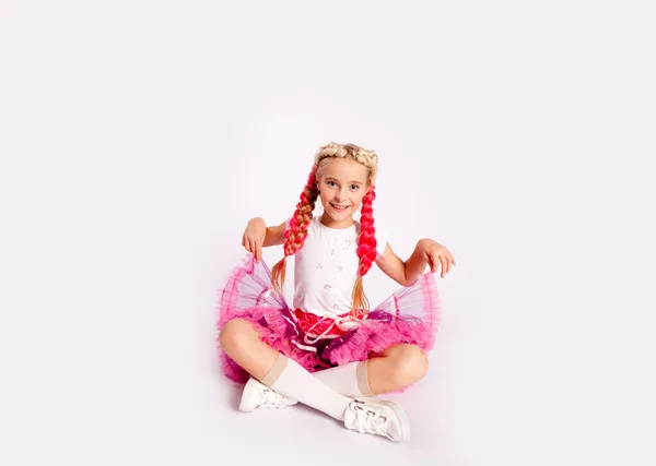 Χαριτωμένο Κορίτσι Φωτεινά Πολύχρωμα Ρούχα Και Χρωματιστές Πλεξούδες Και Φούστα — Φωτογραφία Αρχείου