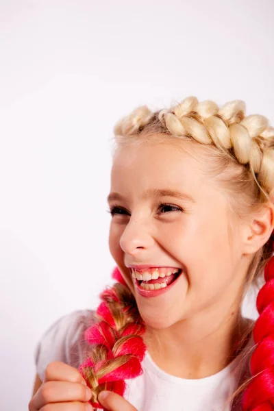 Menina Bonito Com Tranças Brilhantes Roupas Brancas Fundo Branco — Fotografia de Stock