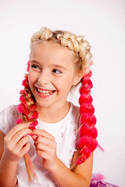 Niedliches Mädchen Mit Hellen Zöpfen Weißer Kleidung Auf Weißem Hintergrund — Stockfoto