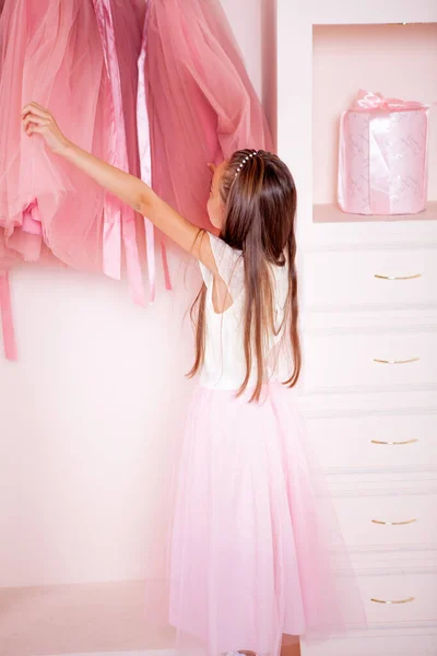 Mädchen Der Umkleidekabine Wählt Ihre Kleider — Stockfoto