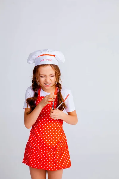 Κορίτσι Καπέλο Σεφ Και Ποδιά Για Μαγείρεμα — Φωτογραφία Αρχείου