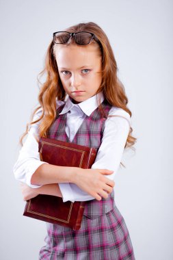 Resmi giyinmiş kız.