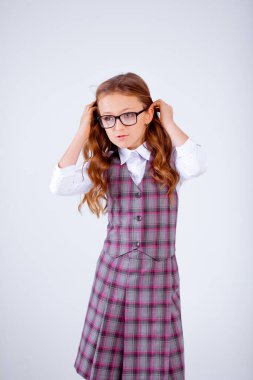 Resmi giyinmiş kız.