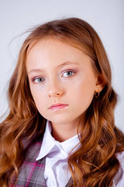 Resmi giyinmiş kız.