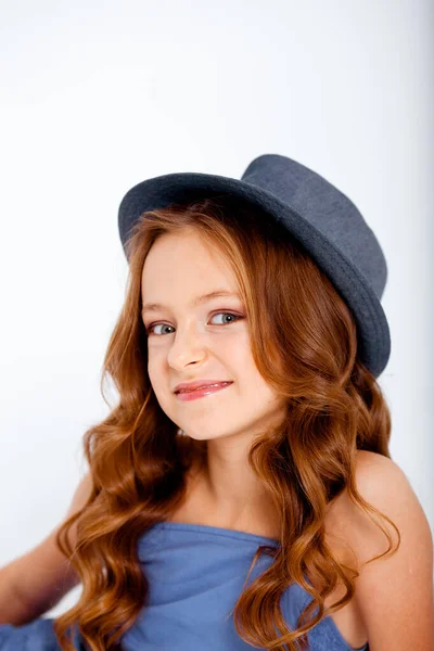 Vestido Con Vestido Azul Claro Tirantes Espagueti Niña Sobre Fondo — Foto de Stock