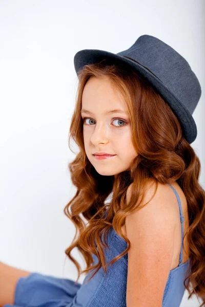 Vestido Com Vestido Azul Claro Tiras Espaguete Menina Fundo Branco — Fotografia de Stock