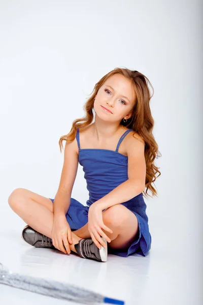 Gekleidet Einem Hellblauen Kleid Auf Spaghetti Trägern Kleines Mädchen Auf — Stockfoto