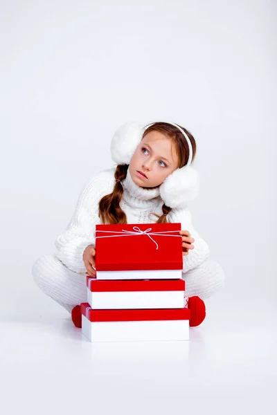 Gekleidet Warme Winterkleidung Mädchen Hält Kisten Mit Geschenken — Stockfoto