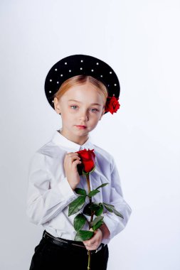 Siyah bereli ve resmi kıyafetli beş yaşında bir kız.