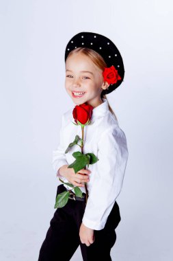 Siyah bereli ve resmi kıyafetli beş yaşında bir kız.