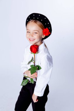 Siyah bereli ve resmi kıyafetli beş yaşında bir kız.