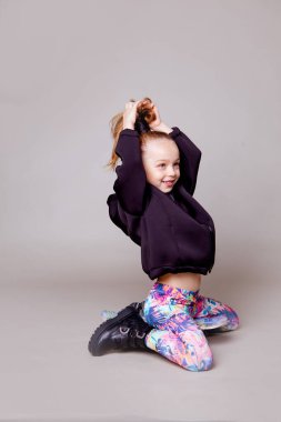 Siyah malalı ve spor renkli taytlı kız.