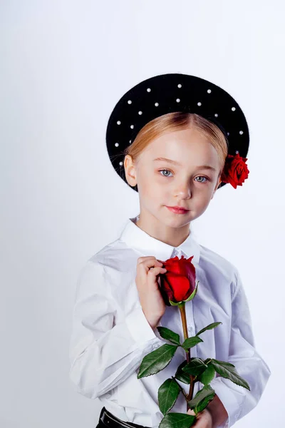 Летняя Девочка Черном Берете Формальной Одежде — стоковое фото