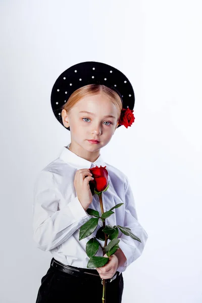 Πεντάχρονο Κορίτσι Μαύρο Μπερέ Και Επίσημα Ρούχα — Φωτογραφία Αρχείου