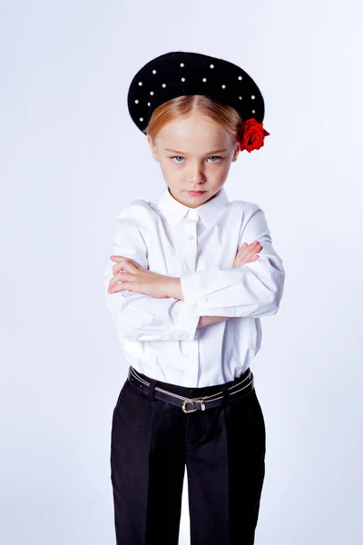 Siyah Bereli Resmi Kıyafetli Beş Yaşında Bir Kız — Stok fotoğraf